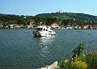 Motorkatamaran "Ursula" unterhalb der Kirche Maria Taferl bei Marbach, Donau-km 2050 : Kirche, Motorboot